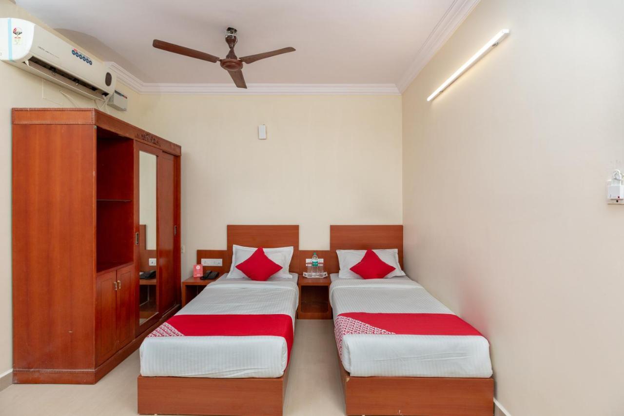 Oyo 22105 Hotel Half Moon Inn Ченнаи Экстерьер фото