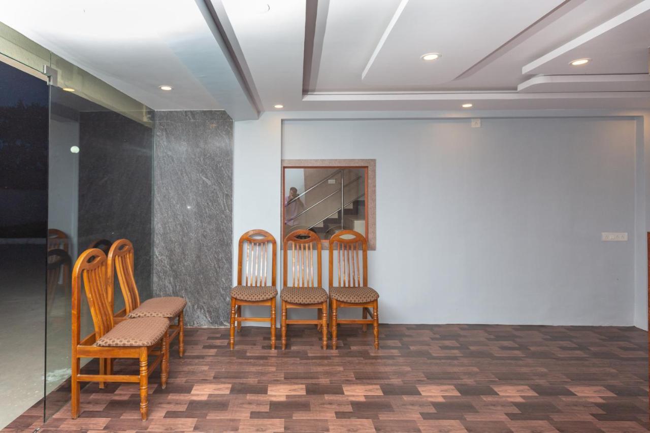 Oyo 22105 Hotel Half Moon Inn Ченнаи Экстерьер фото