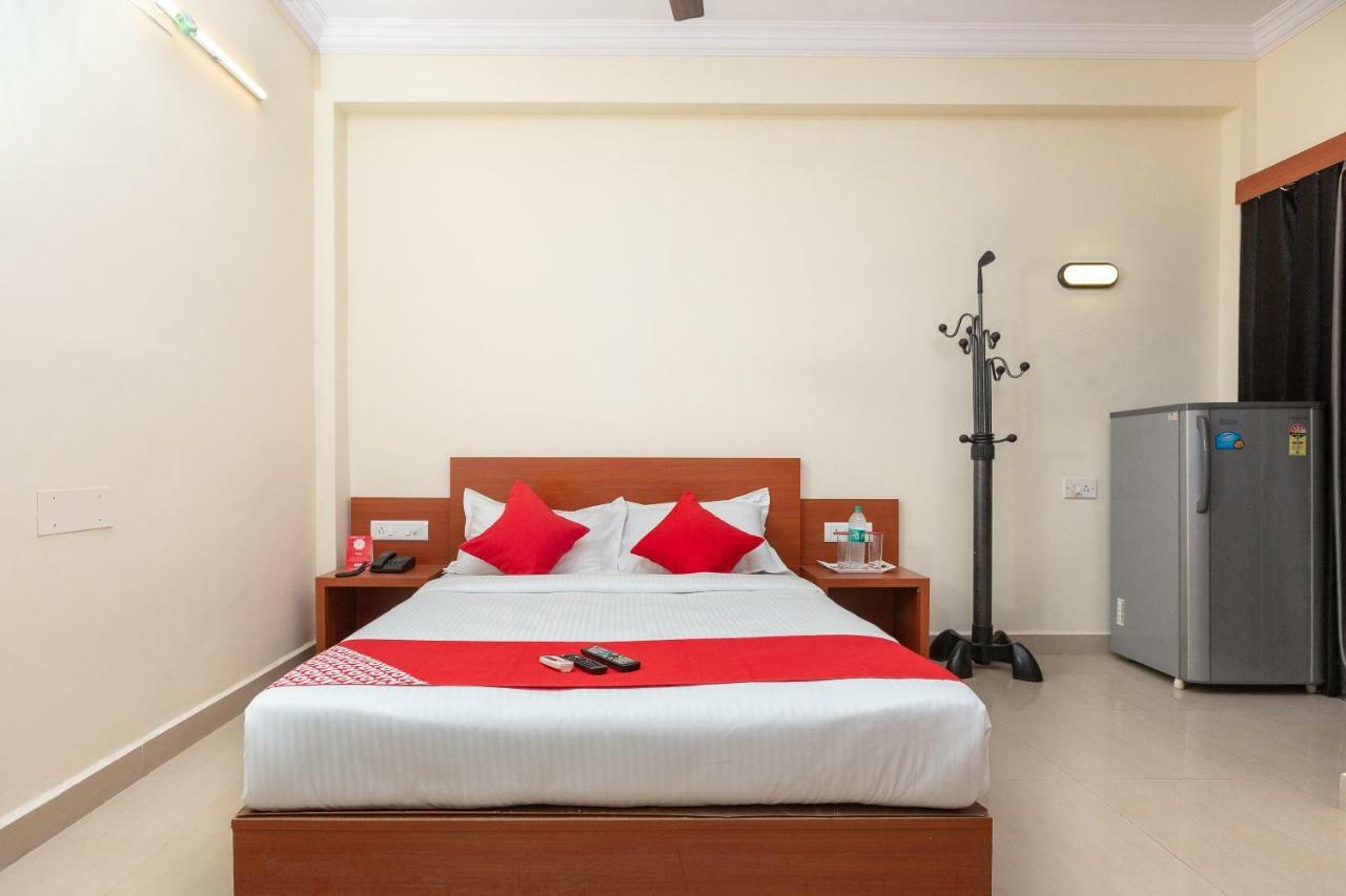 Oyo 22105 Hotel Half Moon Inn Ченнаи Экстерьер фото