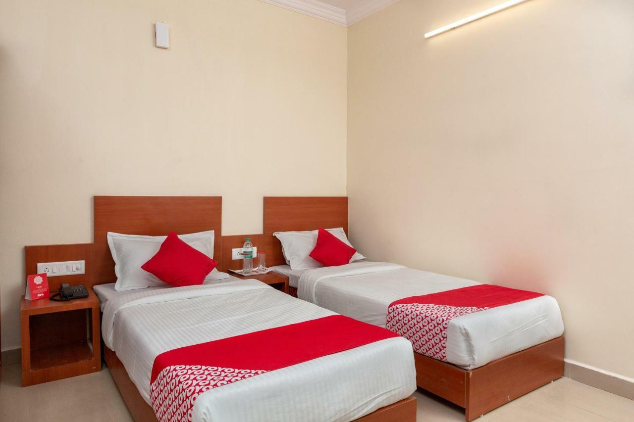 Oyo 22105 Hotel Half Moon Inn Ченнаи Экстерьер фото