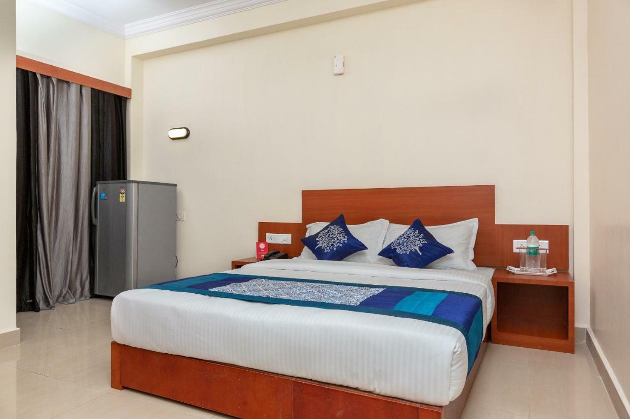 Oyo 22105 Hotel Half Moon Inn Ченнаи Экстерьер фото