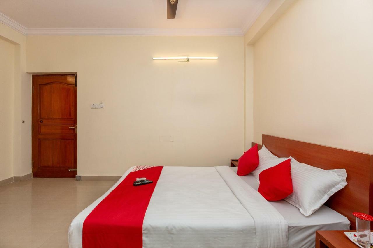 Oyo 22105 Hotel Half Moon Inn Ченнаи Экстерьер фото