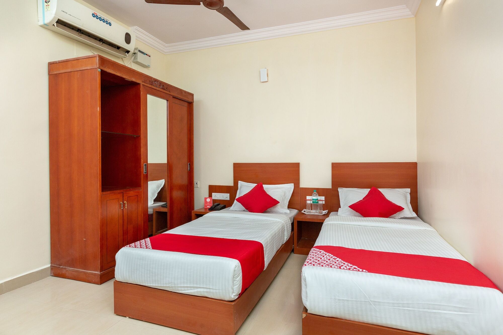 Oyo 22105 Hotel Half Moon Inn Ченнаи Экстерьер фото